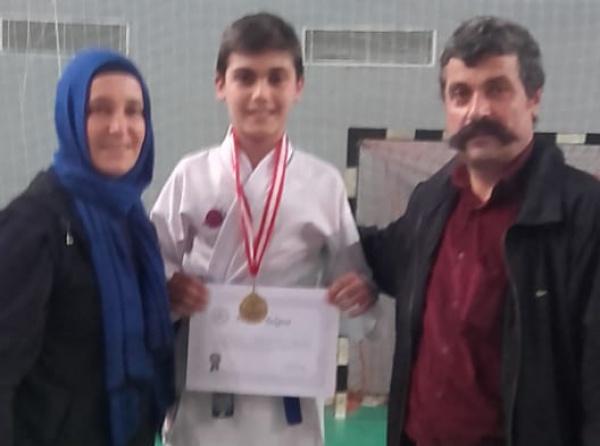 Okulumuz Öğrencisi Mustafa Samet GENÇ, Karate 40 kg´da 1. Oldu. Öğrencimiz  Mustafa Samet GENÇ´i Tebrik Ediyor, Başarılarının Devamını Diliyoruz.